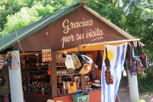 Mercados en Colonia del Sacramento, Uruguay: Guía Completa para Visitar los Mejores Puestos y Artesanías